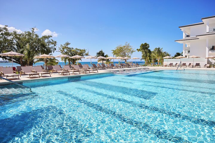 Hotel with Pool