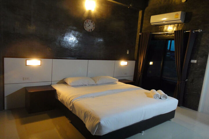 Room 5 of 17