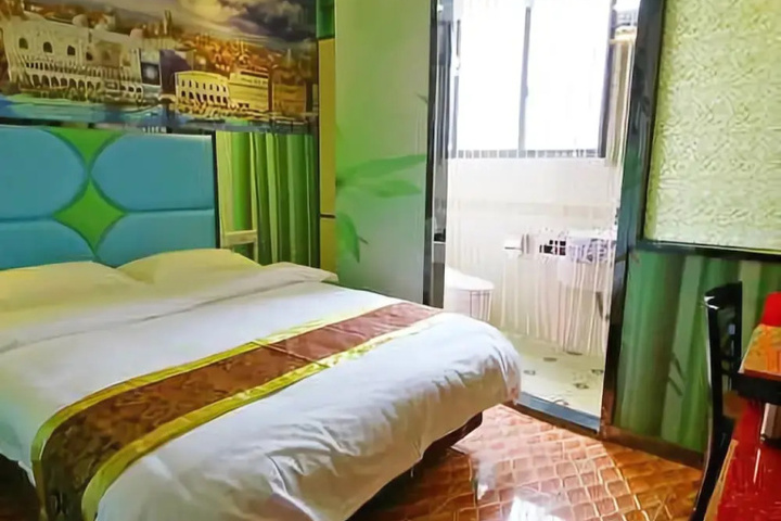 Room 6 of 9