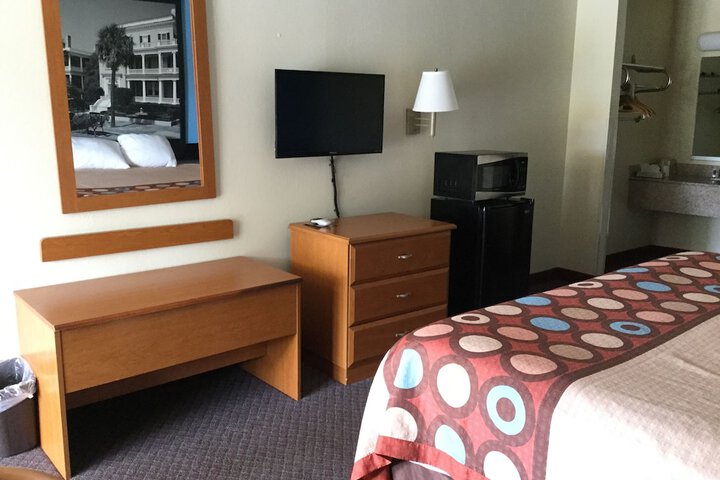 1 King Bed (5 of 5)