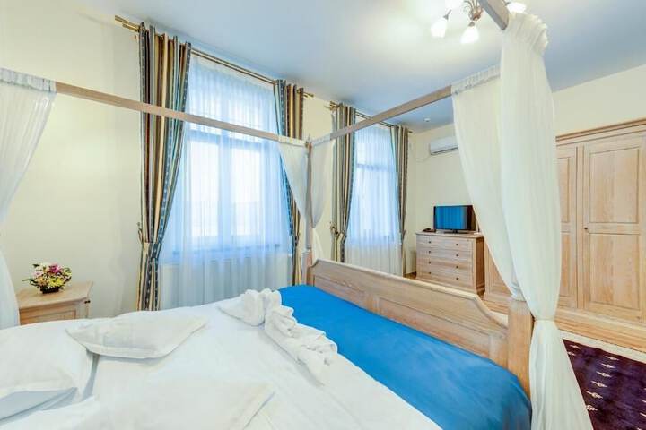 Room 7 of 90