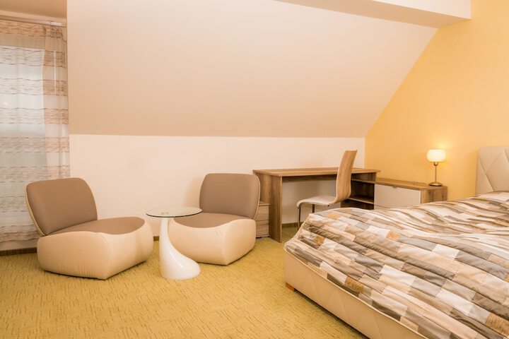 Room 3 of 34