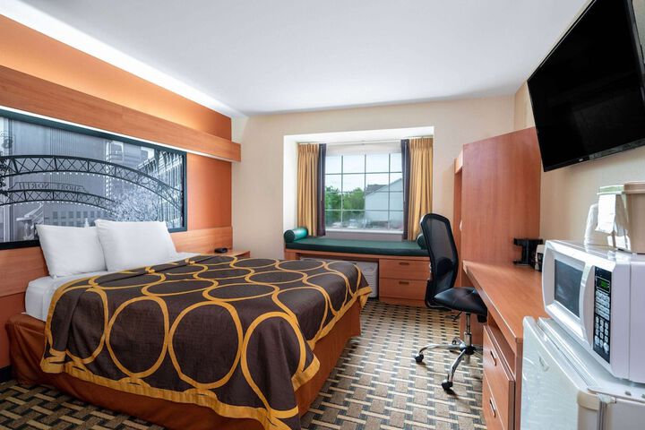 1 Queen Bed (5 of 17)