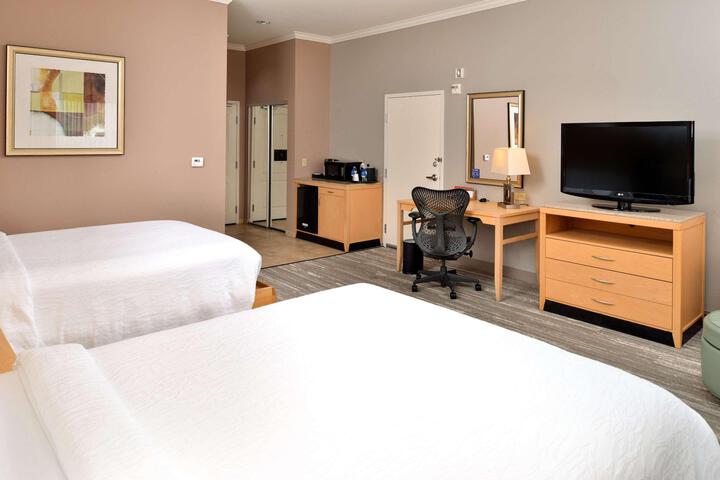 2 Queen Beds (7 of 10)