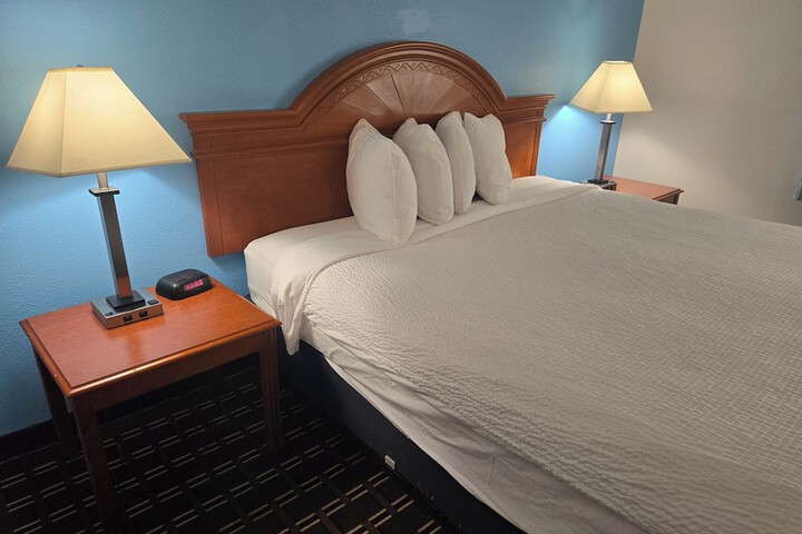 1 King Bed No Elevator (9 of 12)