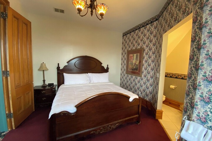 Basic Room 1 King Bed Hot Tub (11 of 38)