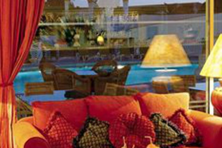 Lounge 17 of 41