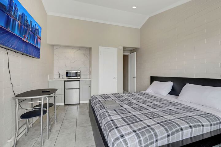 Suite King Bed Kitchenette Ground Floor (10 of 15)