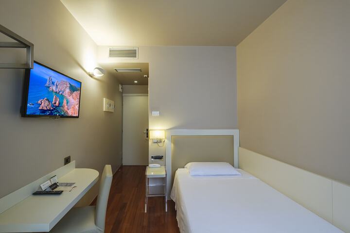 Room 45 of 98