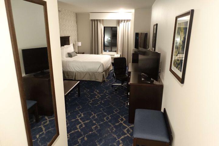 1 King Bed (12 of 18)