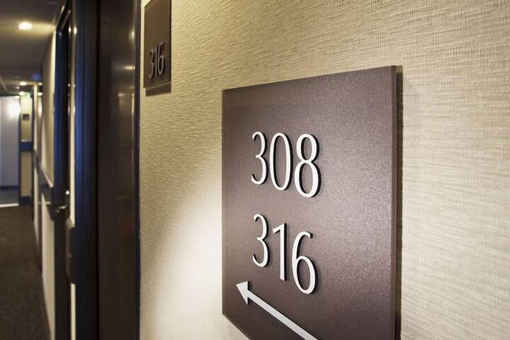Room 9 of 28