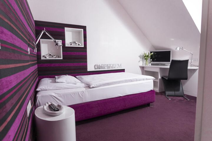 Room 3 of 40