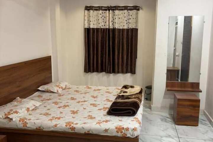 Room 3 of 10