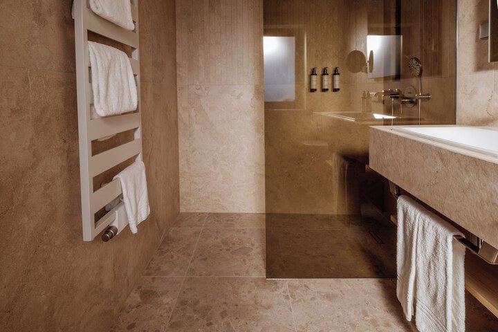 Room 33 of 65