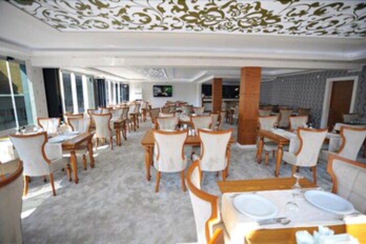 Dining 8 of 24