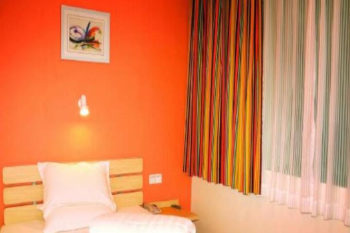 Room 4 of 8