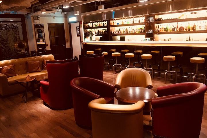 Lounge 33 of 46