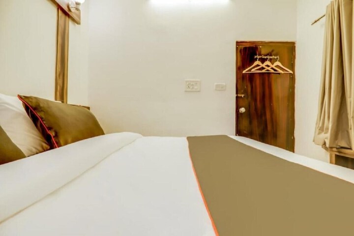 Room 10 of 13