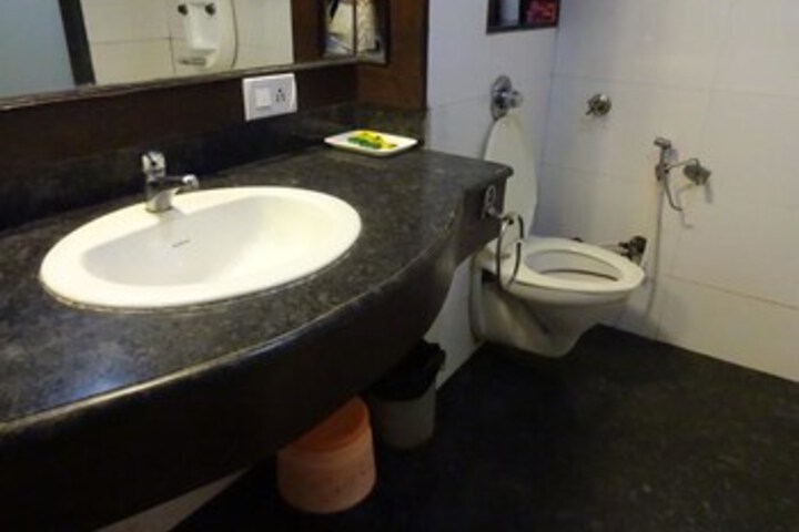 Room 4 of 33
