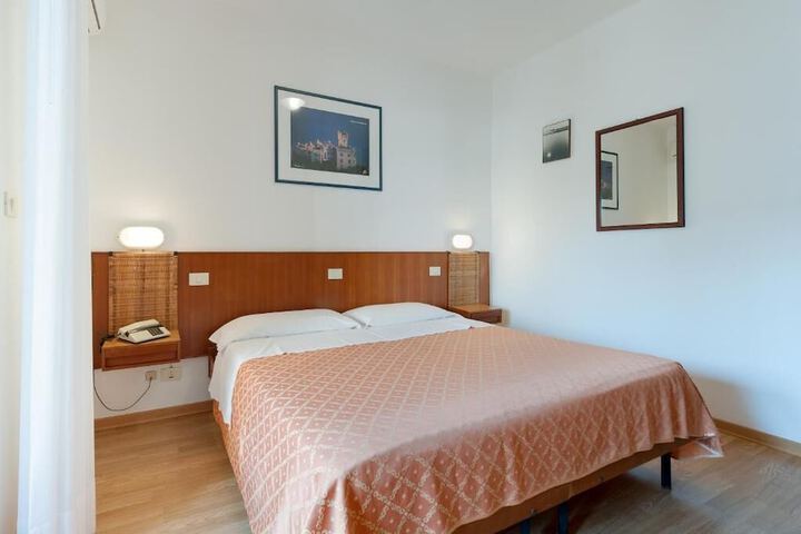 Room 10 of 26