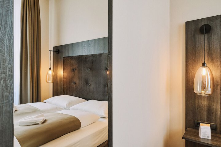 Room 2 of 39