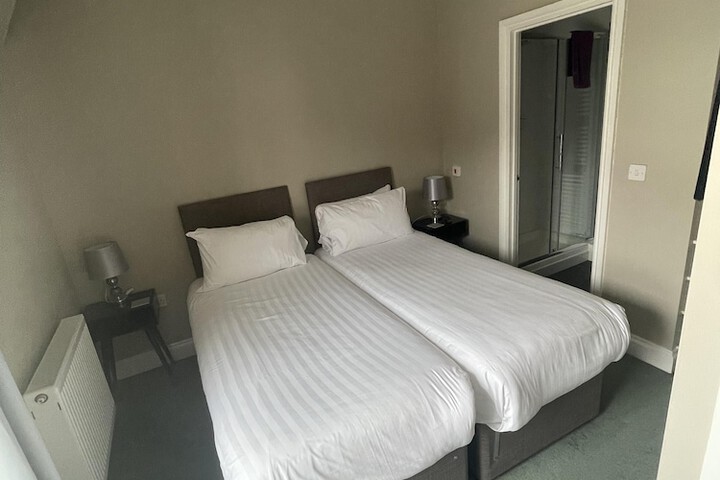 Room 32 of 193