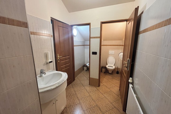 Room 33 of 76