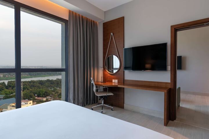 Room 27 of 108