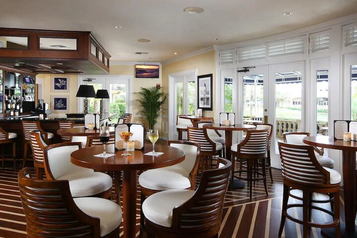 Lobby lounge