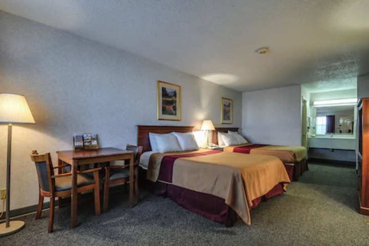 2 Queen Beds (6 of 7)