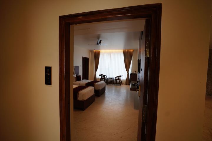 Room 10 of 103
