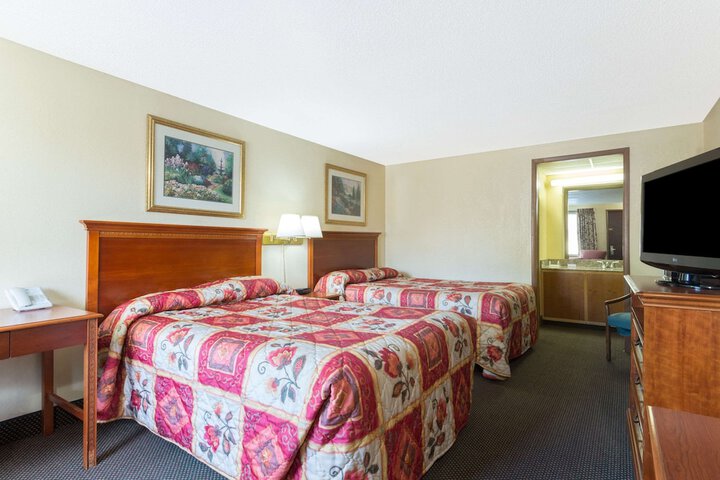 2 Double Beds (4 of 6)
