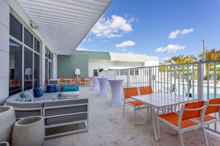 Swim-up bar