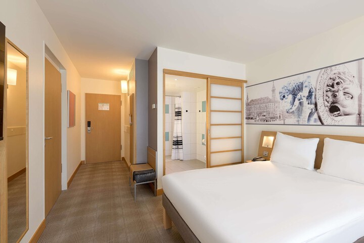 Room 8 of 113