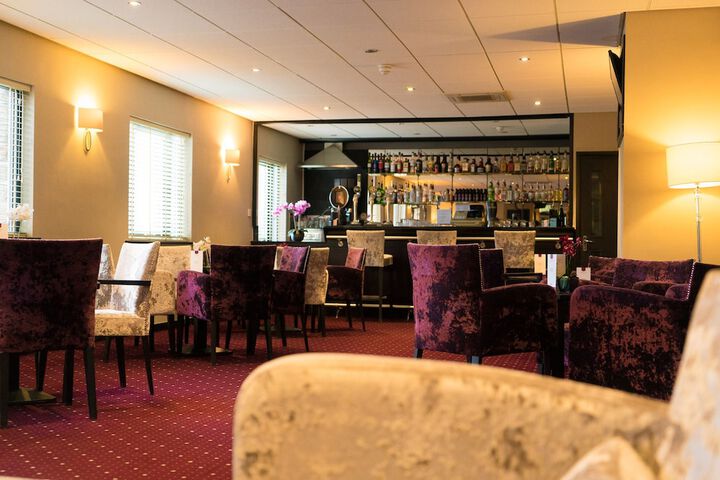 Lounge 69 of 79