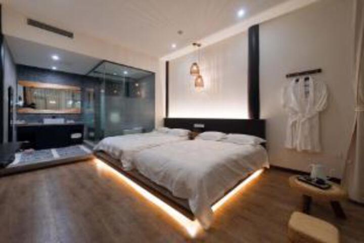 Room 4 of 6