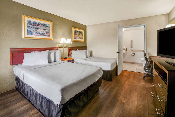 Double Accessible King Size Bed (5 of 10)