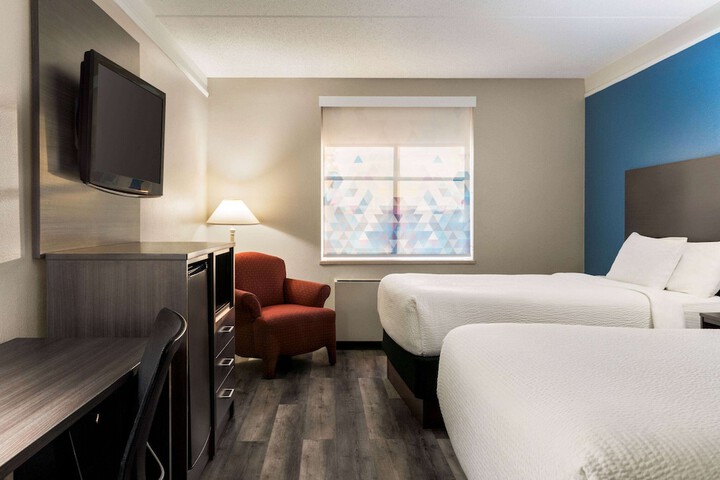 2 Double Beds (12 of 14)