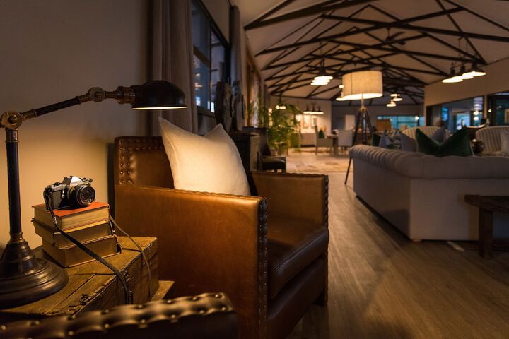 Lounge 20 of 30