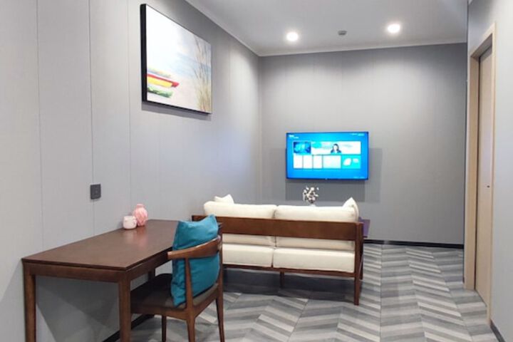 Room 10 of 16