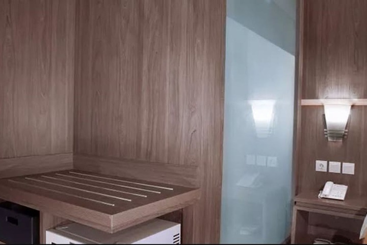 Room 12 of 19