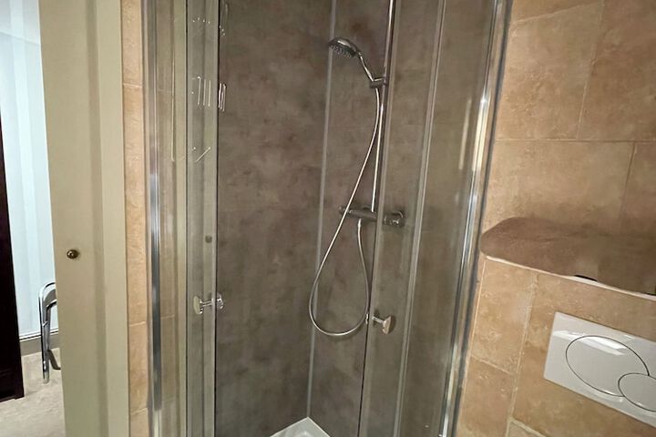 Room 10 of 16