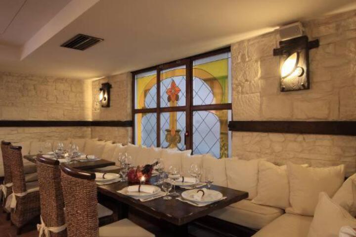 Dining 46 of 62