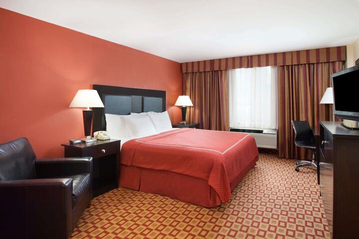 1 King Bed (5 of 5)