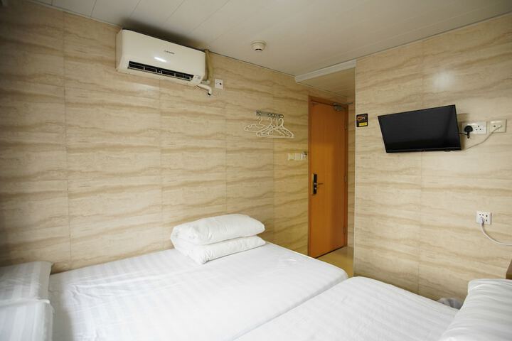 Room 71 of 195