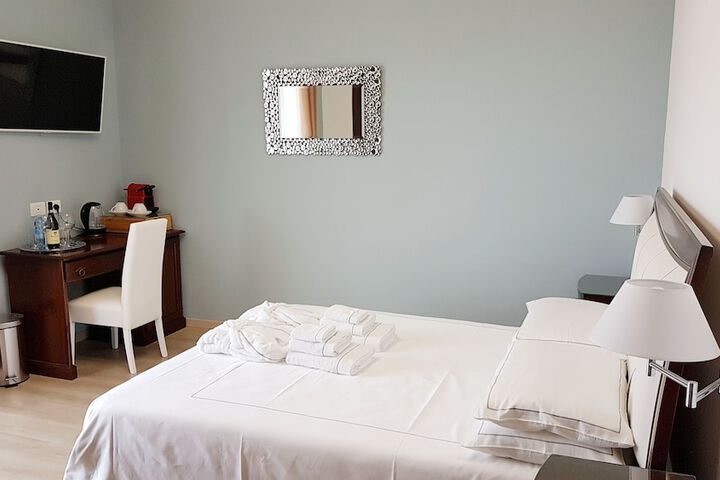 Room 4 of 105