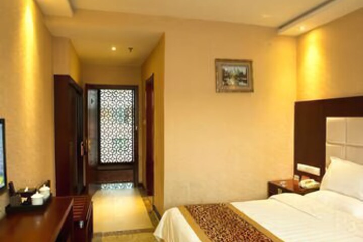 Room 6 of 8