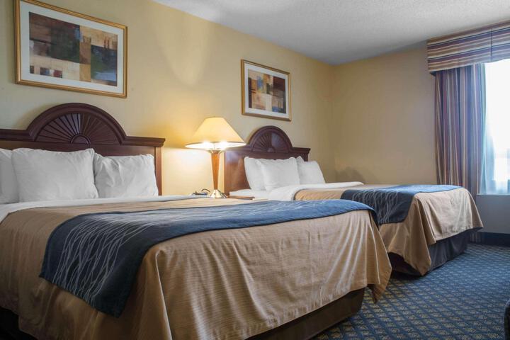 1 Queen Bed Accessible (3 of 5)