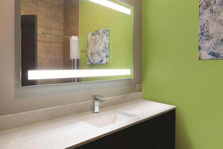 2 Queen Beds Mobility Hearing Accessible Room Roll in Shower (6 of 11)