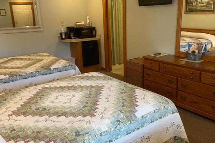 2 Queen Beds Microwave (4 of 8)